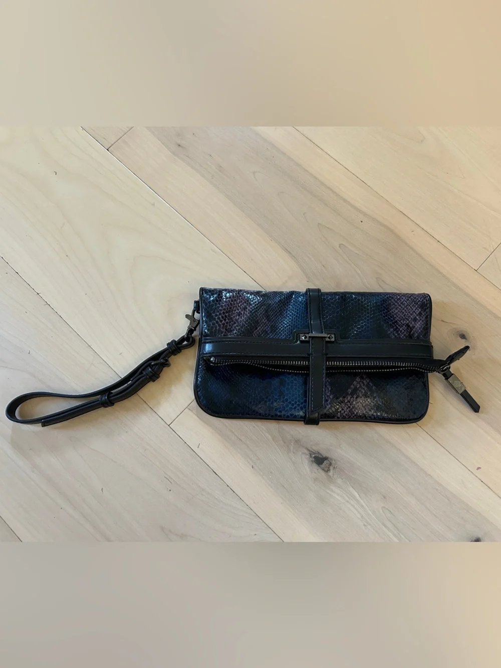 Simply Vera Wang Clutch Wristlet Detachable Strap Multicolor Snakeskin Pattern